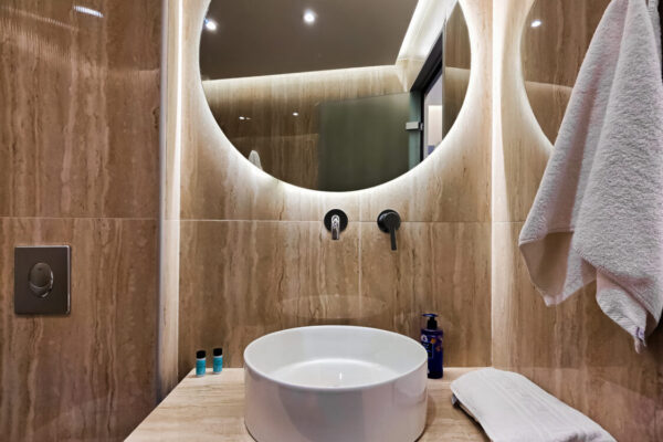 bath.doub.balc.